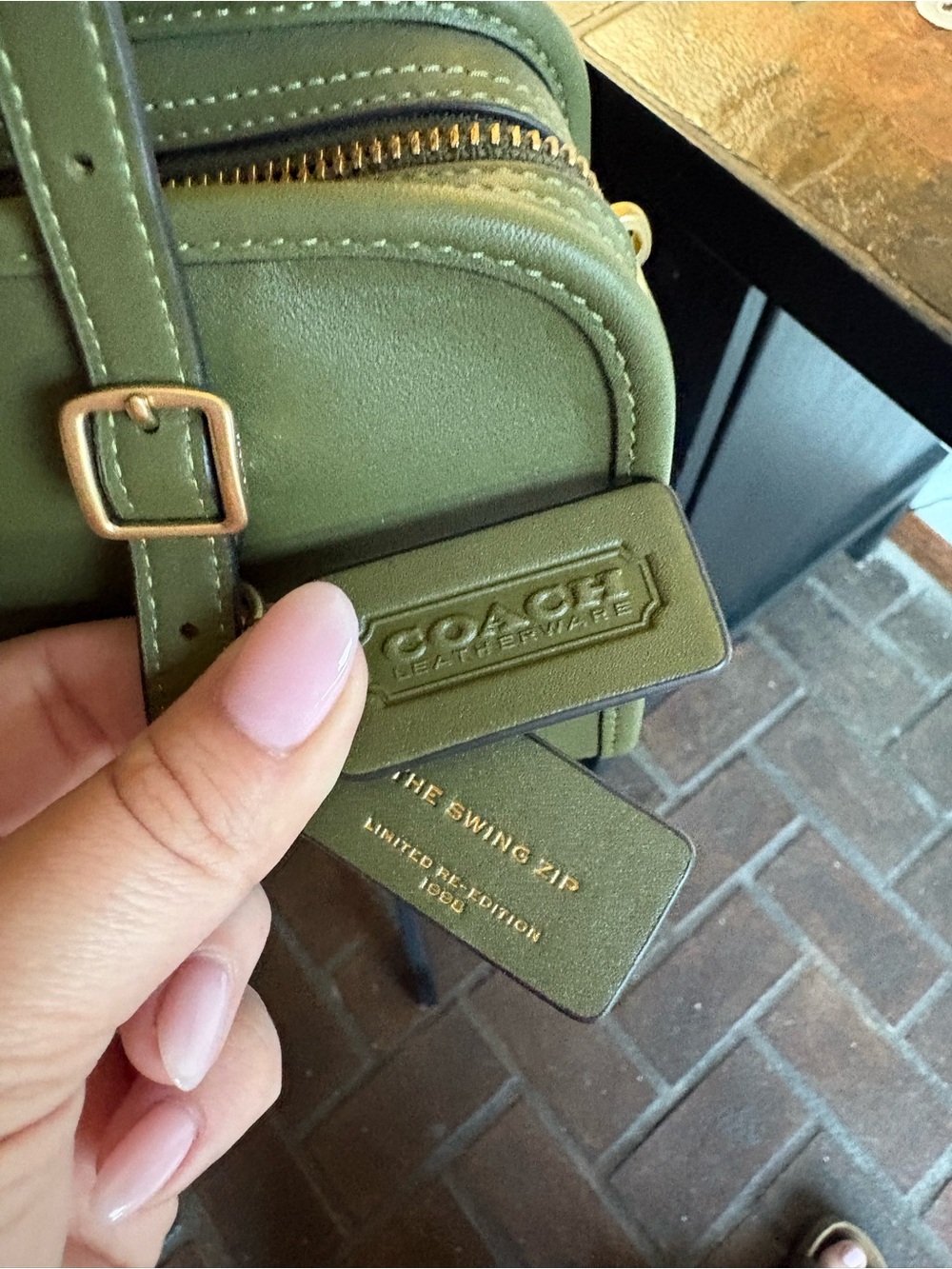 ๐ซ NWT Coach Olive Green Swing Zip - Picture 6 of 11